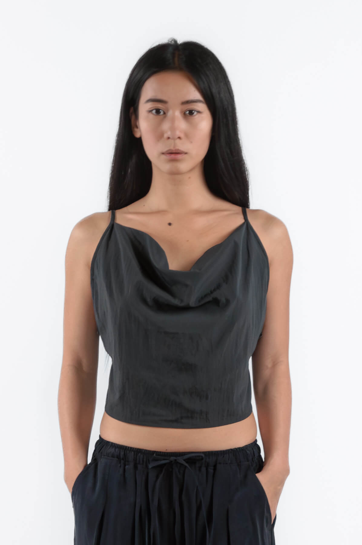 Minimalist summer outfits women, einHaru Collective Berlin