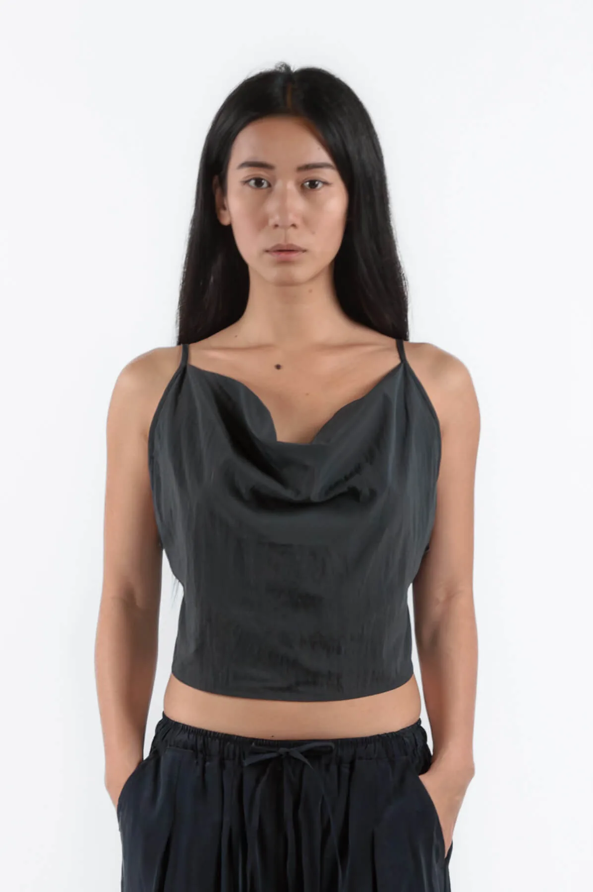 Minimalist summer outfits women, einHaru Collective Berlin